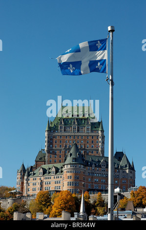 Die Quebec-Flagge vor dem Chateau Frontenac Stockfoto