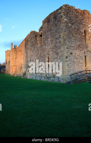 Bei Sonnenaufgang ist dies eine Nahaufnahme Seitenansicht des Middleham Castle in den Yorkshire Dales National Park. Stockfoto