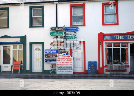 Richtungen, Umweg Zeichen und Informationen in Irland. Welchen Weg zu gehen, Irland Umweg und Straße geschlossen. Stockfoto