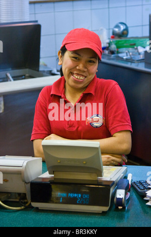 Filipino ausländischen Arbeitnehmer in Fuddruckers westlichen Restaurant in Kuwait International Airport in Kuwait Stockfoto