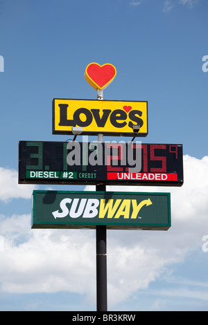 Melden Sie sich an einem Truck Stop in den USA Werbung für Gas- und Lebensmittel. Stockfoto