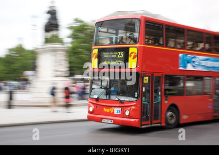 London Bus Reisen rund um den Trafalgar Square Stockfoto