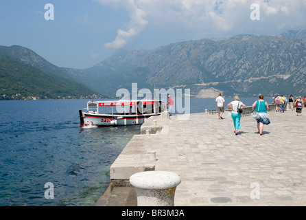 Ein Wasser Taxi Boot Transport Passagiere vom Festland auf die künstliche Insel Gospa von Skrpjela, unserer lieben Frau von den Felsen... Stockfoto