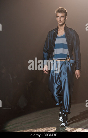 12. September 2010 - New York, USA - Yohji Yamamoto Frühling Sommer 2011 Modenschau auf der New York Fashionweek. Kredit: Rudy. K Stockfoto