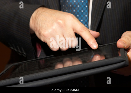 Geschäftsmann mit einem Apple Ipad Touchscreen Tablet-computer Stockfoto