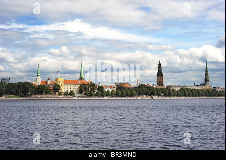 Skyline von Riga (Lettland) in den Sonnenschein Tag Stockfoto