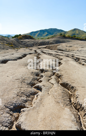 Landschaft mit rissigen Boden aus schlammigen Vulkane, bei Berca, Rumänien Stockfoto