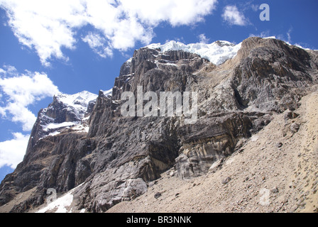 Hängende Gletscher auf steilen felsigen Berg Cuyoc, Cordillera Huayhuash, Anden, Peru, Südamerika Stockfoto