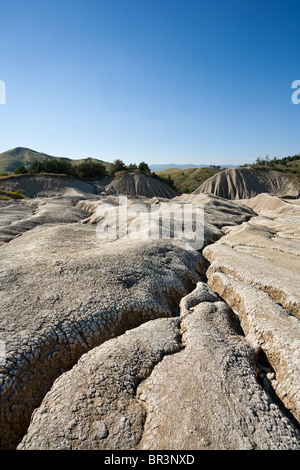 Landschaft mit rissigen Boden aus schlammigen Vulkane bei Berca, Rumänien Stockfoto