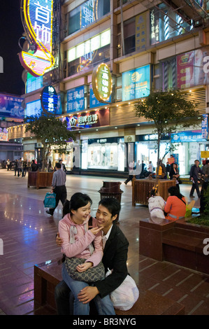 Junges Paar kuscheln auf Fußgängerzone Nanjing Straße, Shanghai, China Stockfoto