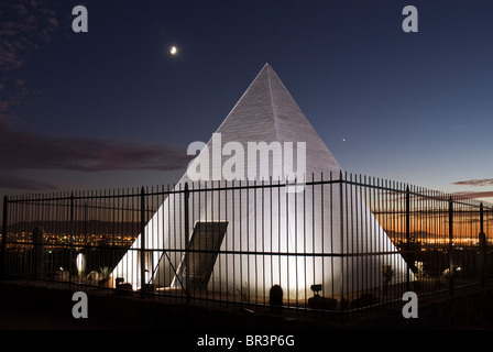 George W. P. Hunt Grab Papago Park, Phoenix, Arizona, USA - Nachtansicht Stockfoto