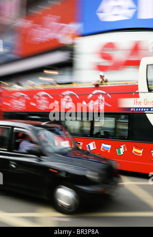 Taxi-Sightseeingbus Reisen durch Piccadilly Circus, London Stockfoto