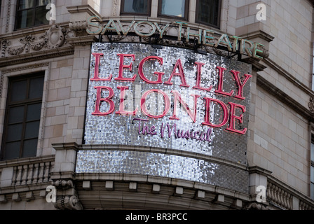 Ein großes Plakat zur Förderung der musikalischen "Legally Blonde" außerhalb der Savoy Theatre, London, England Stockfoto