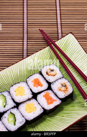 Sushi hautnah auf dem Tisch für Textur Stockfoto