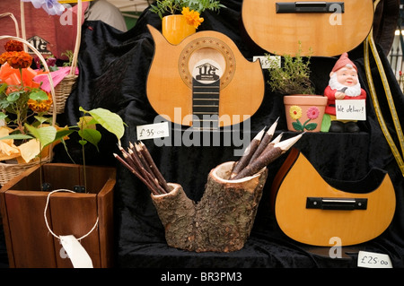 Souvenirs, waren gemacht Form recycelten Objekte und Materialien, Holz und Gitarre, Southwark Bridge, Bürgermeister Thames Festival, London, UK Stockfoto