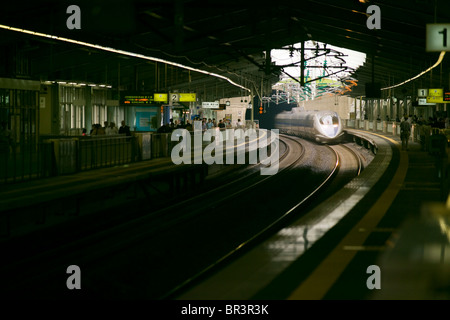 Japans berühmten Shinkansen oder Hochgeschwindigkeitszug, zieht in die Station in Kobe, Japan. Stockfoto