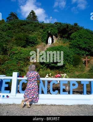 Ballinspittle, Co Cork, Irland; Frau betrachten religiöse Statue Stockfoto