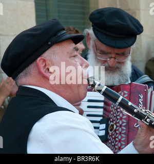 eine Gruppe von weiblichen Soldaten Dansing zu den Klängen von zwei Klezmer-Musiker im Rahmen ihres Besuchs in Köln Stockfoto