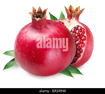 Granatapfel und die Hälfte des Granatapfels auf Rückseite. Isoliert auf weißem Hintergrund. Stockfoto