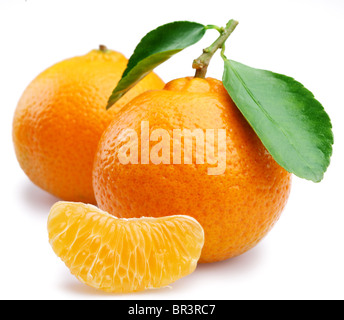 Reife Mandarinen mit Blättern und Scheiben auf weißem Hintergrund Stockfoto