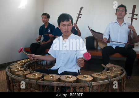 Musiker spielt seine Gongs in Luang Prabang, Laos Stockfoto