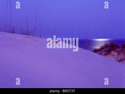 Mondlicht glänzt am Atlantischen Ozean, wie das letzte Licht des Tages sanft den Sand und Dünen von GeorgiaÕs größte und s berührt Stockfoto