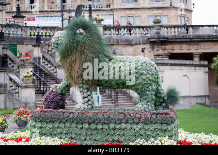 Löwe Skulptur aus dekorative Blume Busch in Bad öffentlichen Garten. Ansicht 105468 Bath Stockfoto