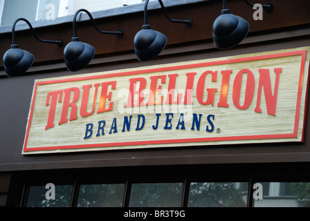 "True Religion Brand Jeans" Schild über einen Modeladen Stockfoto