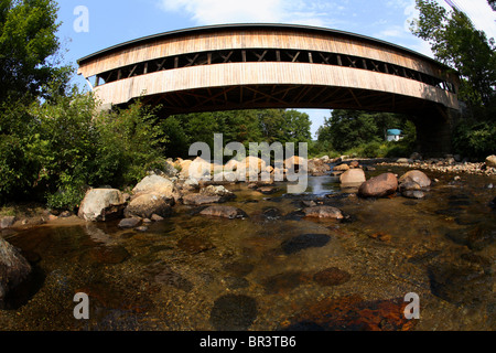 Die Flitterwochen bedeckte Brücke über den Fluss Ellis ist noch im Einsatz in Jackson, NH Stockfoto