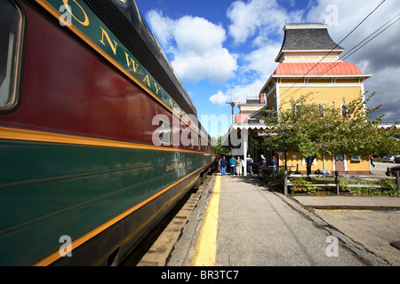 Die North Conway Scenic Railroad bereitet sich auf die Abfahrt vom Bahnhof in der Innenstadt von North Conway, NH Stockfoto