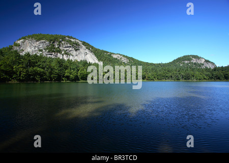 Blick über Echo Lake der Kathedrale und Whitehorse Vorsprünge in der Mt Washington Valley in der Nähe von North Conway, NH Stockfoto