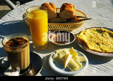 Französischem Frühstück auf dem Dach eines Budget-Hotels, Djemaa El Fna, Marrakesch, Marokko Stockfoto