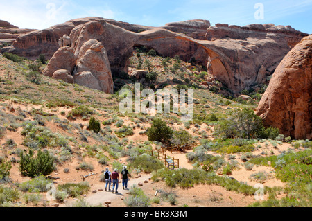 Wanderer in der Nähe von Landschaft Arch Teufels Garten Bereich Arches Nationalpark Moab Utah Stockfoto