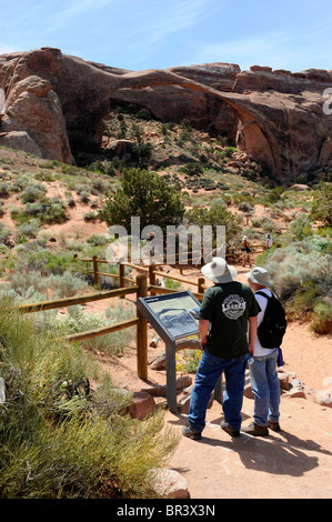 Wanderer in der Nähe von Landschaft Arch Teufels Garten Bereich Arches Nationalpark Moab Utah Stockfoto