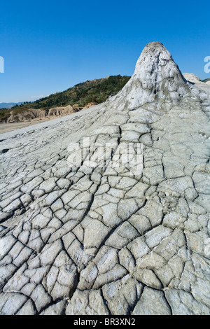 Landschaft mit rissigen Boden aus schlammigen Vulkane, bei Berca, Rumänien Stockfoto