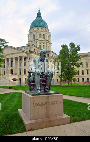 Statue von Abraham Lincoln vor Kapitol von Topeka Kansas Stockfoto