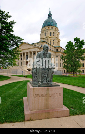 Statue von Abraham Lincoln vor Kapitol von Topeka Kansas Stockfoto