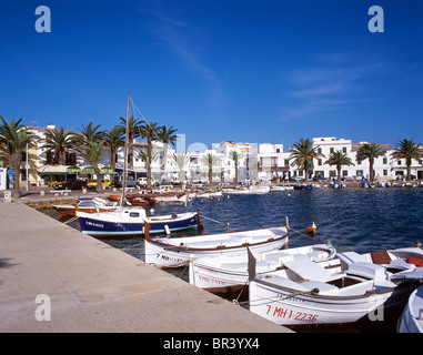 Menorca - Hafen-Szene im malerischen North Coast Resort von Fornells Stockfoto