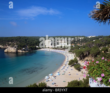 Schöne Aussicht auf die Bucht bei Cala Santa Galdana, ein beliebter Ferienort auf der Insel Menorca Stockfoto