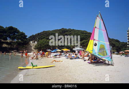 Menorca, Cala Santa Galdana, Ansicht, malerische, Bucht, Bucht, Felsen, Meer, Blumen, TouriCala Santa Galdana Strandszene Peter Baker Stockfoto