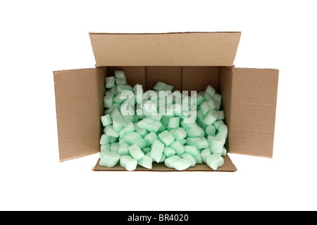 Brauner Karton mit grünen Polystyrol Verpackung Erdnüsse Stockfoto