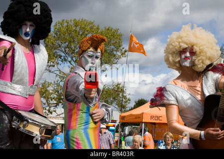 Männer auf Stelzen gekleidet wie Rocker Stockfoto