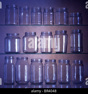 Eine Sammlung von verschiedenen Größen und Formen aus Glas Marmelade Gläser Stockfoto