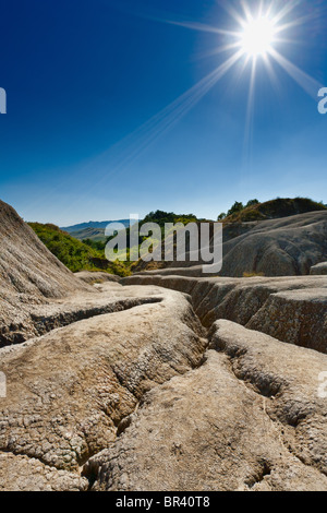 Landschaft mit rissigen Boden aus schlammigen Vulkane bei Berca, Rumänien Stockfoto