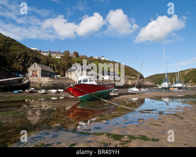 Boote im Wasser bei Ebbe im Hafen von Solva, Pembrokeshire Wales UK gespiegelt Stockfoto