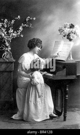 Historisches Bild, Mutter und Kind am Klavier, ca. 1912 Stockfoto