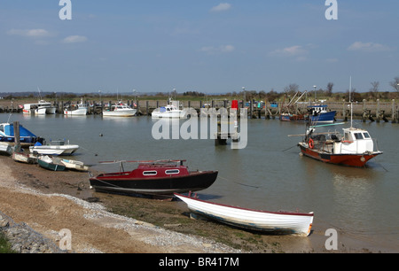 Angelboote/Fischerboote und Sportboote vor Anker im Gezeiten-Hafen von Roggen, East Sussex Stockfoto