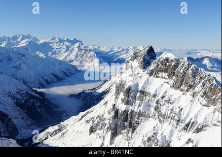 Blick vom Titlis Berg in den Berner Alpen mit Eiger, Mönch und Jungfrau Berge in der Ferne, Engelberg, Obwalden Stockfoto