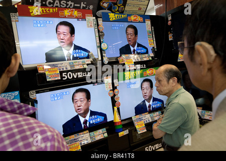 Käufer sehen Politiker der Demokratischen Partei Japans Ichiro Ozawa im Fernsehen in einem Elektronikfachgeschäft kaufen. Tokio, Japan. Stockfoto