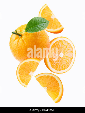 Orange und orange Scheiben fallen. Isoliert auf weißem Hintergrund. Stockfoto